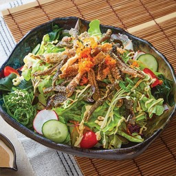 สลัดหนังปลาแซลมอนกรอบ