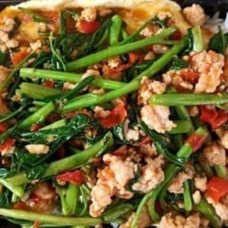 ข้าวผัดผักบุ้งไฟแดงหมูสับ + ไข่ข้น