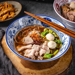 ก๋วยเตี๋ยวเรือหมูรวม สามแซ่บ