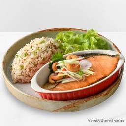 ข้าวผัดคีนัวแซลมอนทอดซอสน้ำปลา