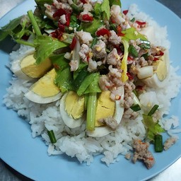 ยำไข่ต้มหมูสับเป็นกับ