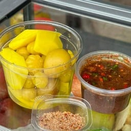 ผลไม้รวมของดอกพร้อมน้ำจิ้มปลาหวาน