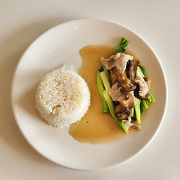 คะน้าหมู น้ำมันหอย ราดข้าว