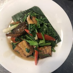 ปลากะพงผัดคึ่นฉ่าย