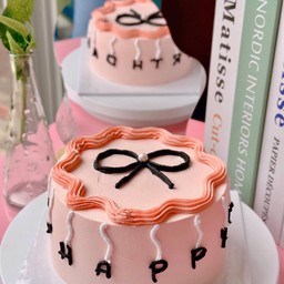 เค้กเกาหลีสีชมพู เขียนอักษรรอบเค้ก