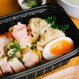 บะหมี่เผ็ดหมูกรอบ ตลาดคุณหญิงน้อย