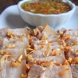 หมูสามชั้นต้มน้ำจิ้มราดข้าว