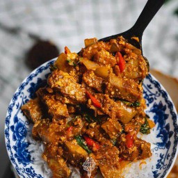 ข้าวพริกเผาหมูกรอบ