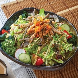 สลัดหนังปลาแซลมอนกรอบ