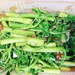 ผัดผักกระเฉดไฟแดง