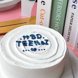 เค้กมินิมอลสีขาว ปาดครีม วนๆ บนตัวเค้ก