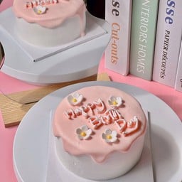 เค้กสีขาว ลาวาชมพูแต่งดอกไม้ขาว