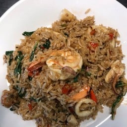 ข้าวคลุกกระเพราทะเล