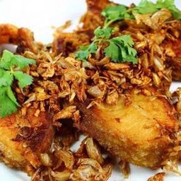 ข้าวหน้าปลานิลทอดกระเทียม