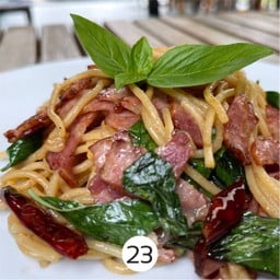 สปาเก็ตตี้พริกแห้งเบคอน lineman