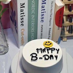 เค้กมินิมอล สีขาว เขียนข้อความสีดำมินิมอล