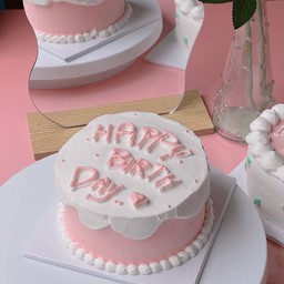 เค้กสีชมพู แต่งขอบเยิ้มข้างสีขาว