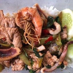 กระเพรารวมมิตรราดข้าว