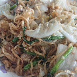 ผัดมาม่าหมูชิ้นใส่ไข่ใส่ผัก