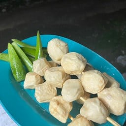 น้องน็อต  ลูกชิ้นทอด เฟรนฟราย ไก่ป็อบ