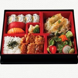 เบนโตะไก่เทริยากิและมากิซูชิ