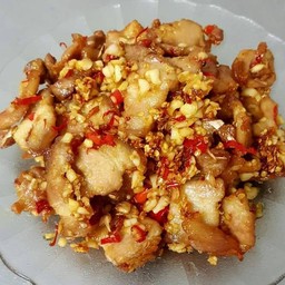 หมูกรอบคั่วพริกเกลือราดข้าว