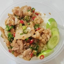 ข้าวราดหมูชิ้นคั่วพริกเกลือ