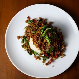 ผัดกะเพราเนื้อ (กับข้าว)