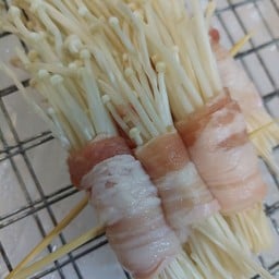 สามชั้นพันเห็ดเข็มทอง