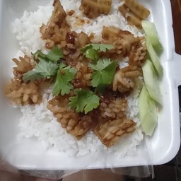 ปลาหมึกทอดกระเทียมราดข้าว