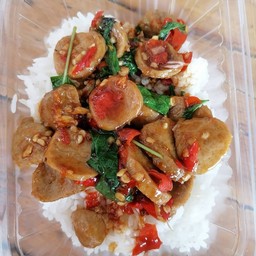 ข้าวราดกระเพราลูกชิ้นเนื้อโกเด้ง