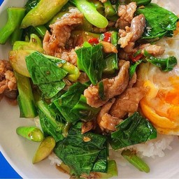 ข้าวคะน้าหมูชิ้นนน นะไหมจ้ะพี่