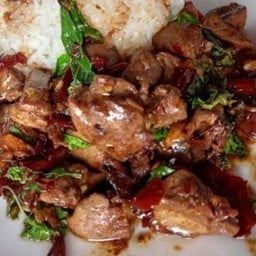 ข้าวราดผัดเครื่องในไก่พริกแห้ง