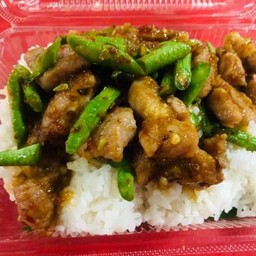 ข้าวราดพริกแกงหมูสามชั้นถั่วฝักยาว