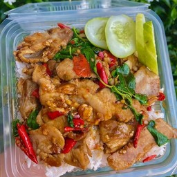 ข้าวกะเพราหมูชิ้น