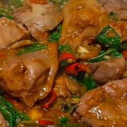 ข้าวราดผัดพริกแกงเครื่องในไก่ใส่โหรพา