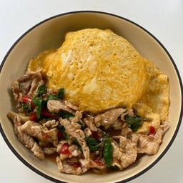 ข้าวไข่ข้นกะเพราหมูชิ้น