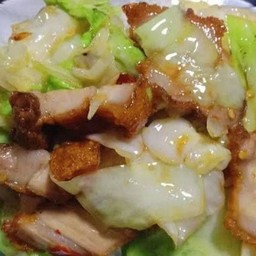 ผัดกะหล่ำปลีหมูกรอบราดข้าว