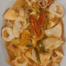 ข้าวราดหมึกผัดซอสไข่เค็ม