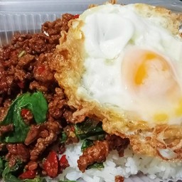 กระเพราหมูสับไข่ดาว