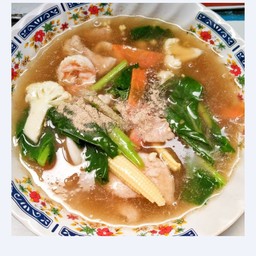 ราดหน้าเส้นหมี่  หมูชิ้น   ไก่ เลือกอย่างใดอย่างหนึ่ง