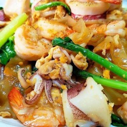 ผัดซีอิ้วกุ้งหมึก