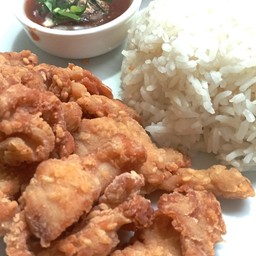 ข้าวไก่ทอดงา+น้ำจิ้มแจ่ว