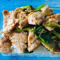 ข้าวผัดกระเพราหมูชิ้น