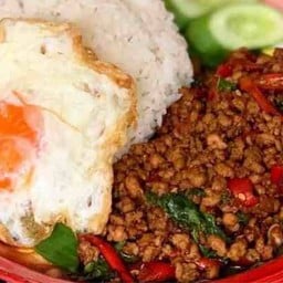 ไออ้วนกะเพราถาด  by หมูทอดบ้านแขก ไออ้วนกะเพราถาด สาขา4  กะทู้