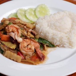 ผัดฉ่าทะเล ราดข้าว