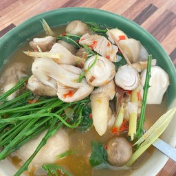 แกงเห็ดไข่ใส่กอมก้อ หรือใส่ แกงเห็ดไข่ใส่ชะอม เลือกเลยค่ะ