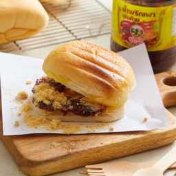 ปังปิ้งกลมเนย+พริกเผา+หมูหยอง