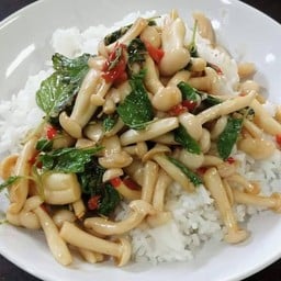 เห็ดผัดกะเพราราดข้าว