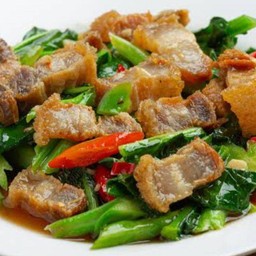 ข้าวผัดคะน้าหมูกรอบ